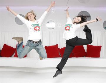 Anna Fiona Keogh and Karolina Lewandowska pictured at the IFPA’s dance4life schools and youth group World AIDS day